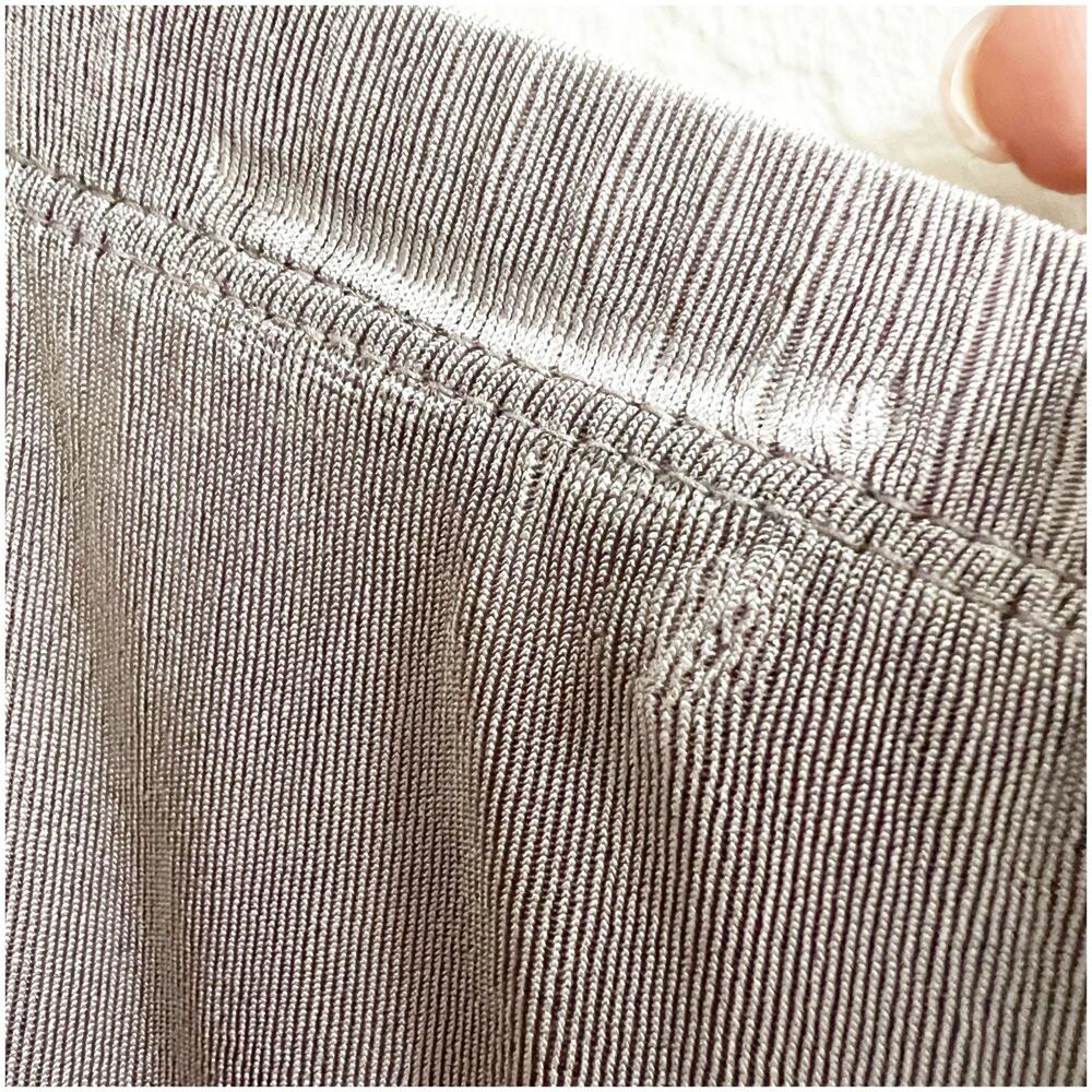 Chico’s Travelers Cropped Cargo Pants Liquid Knit Slinky Size 3/Large Pull On - Picture 5 of 7